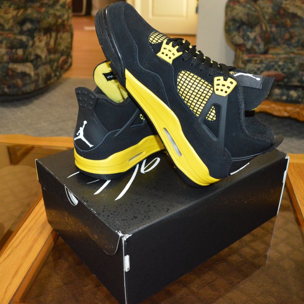Jordan 4 Thunder 2023 - Picture 3 of 6